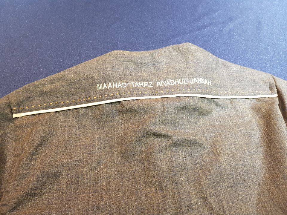 Baju Raihan Korporat. . Details tempahan: Kain: Cotton Linen Design: Piping + hand stitching Sulam: Gred A . #jubahlelakijohanrosli #johanrosli #bajuraihan #bajukorporat